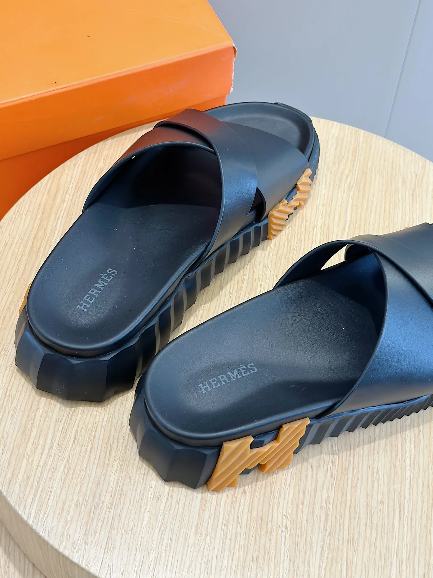 [HERMÈS] Top men's shoes 💰: 340💰 Size: 39-44 (38.45 46 custom-made) Herme*H Home Hermès Men's Sandals and Slippers - Original Replica Purchase the original version and make it one to one, the outsole is privately modeled, and the outsole color corresponding to each color is the same as the original version. Come to those who know the stuff 💪 The ultra-light soles are designed in contrasting colors, and they feel so comfortable on your feet! Calfskin, cowhide feet, private mold outsole.